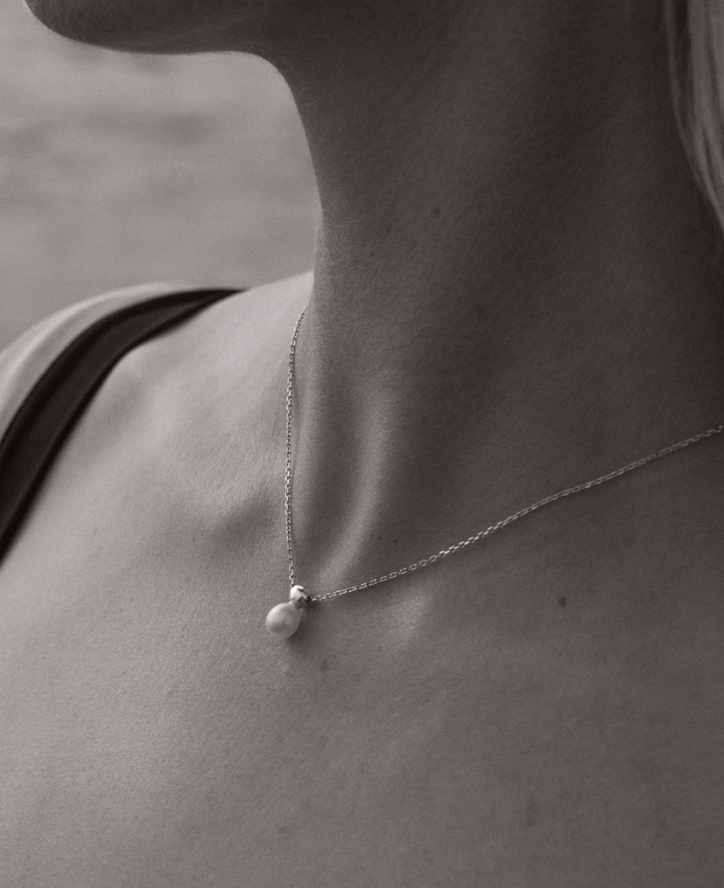 Depth Pearl Necklace